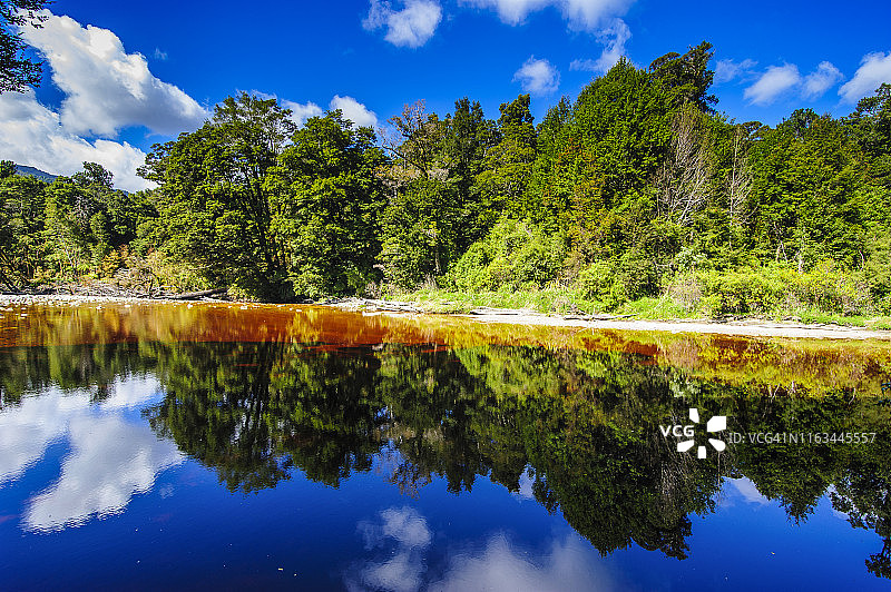 新西兰南岛卡拉梅阿奥帕拉拉盆地明镜潭的树木倒影图片素材