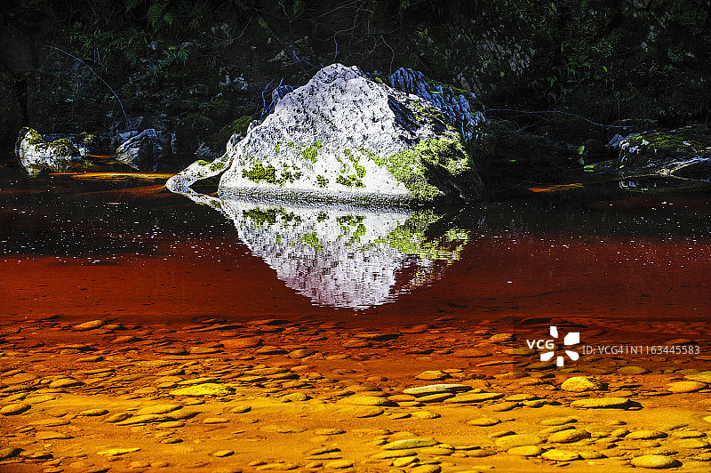 新西兰南岛卡拉梅阿，奥帕拉拉盆地，树叶浸染的棕色河流图片素材