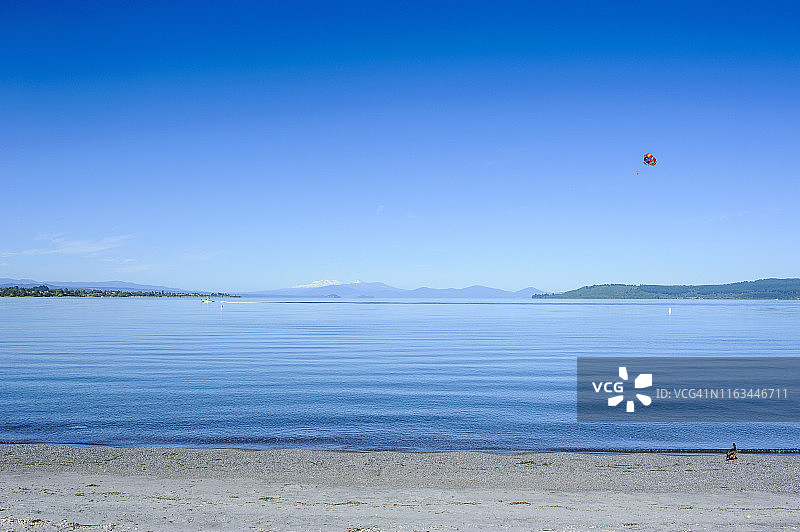 新西兰北岛陶波湖，背景是汤加里罗国家公园图片素材