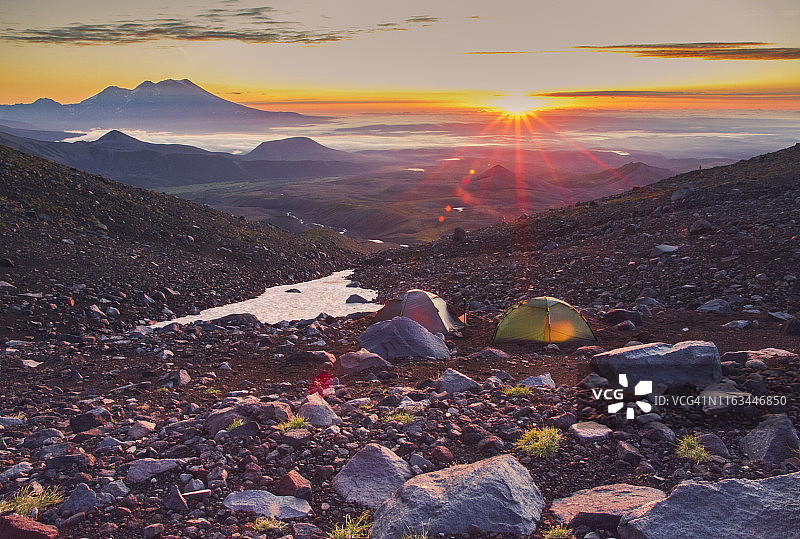 俄罗斯堪察加火山景观中的帐篷图片素材