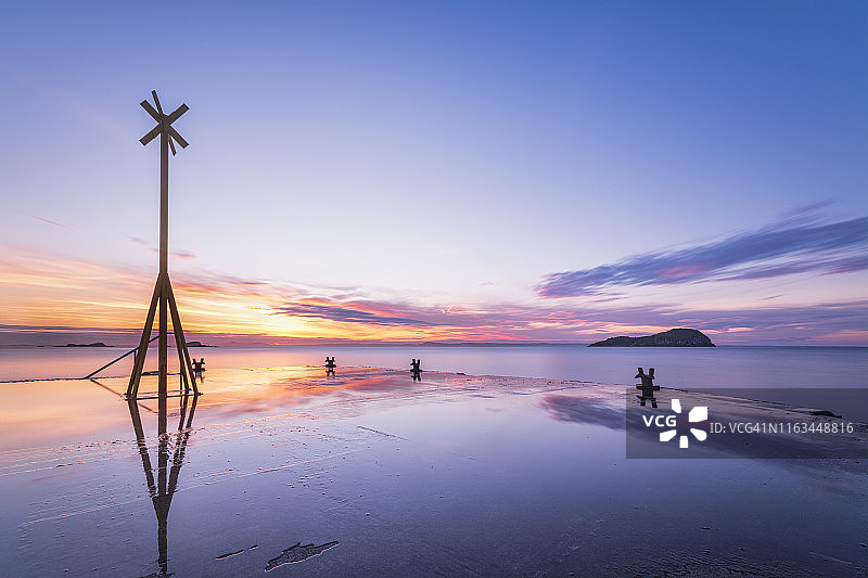 日落时分的港口码头，苏格兰东洛锡安北贝里克图片素材