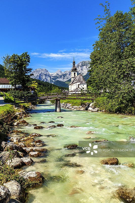 德国拉姆绍圣塞巴斯蒂安教区教堂与赖特阿尔卑山图片素材