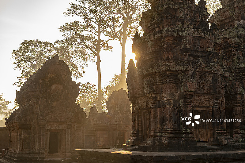 日落时分的班提色蕾寺，吴哥，暹粒，柬埔寨图片素材
