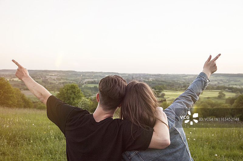 情侣在户外欣赏风景的背影图片素材