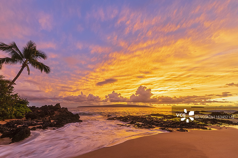 日落时分，美国夏威夷毛伊岛的隐秘海滩图片素材