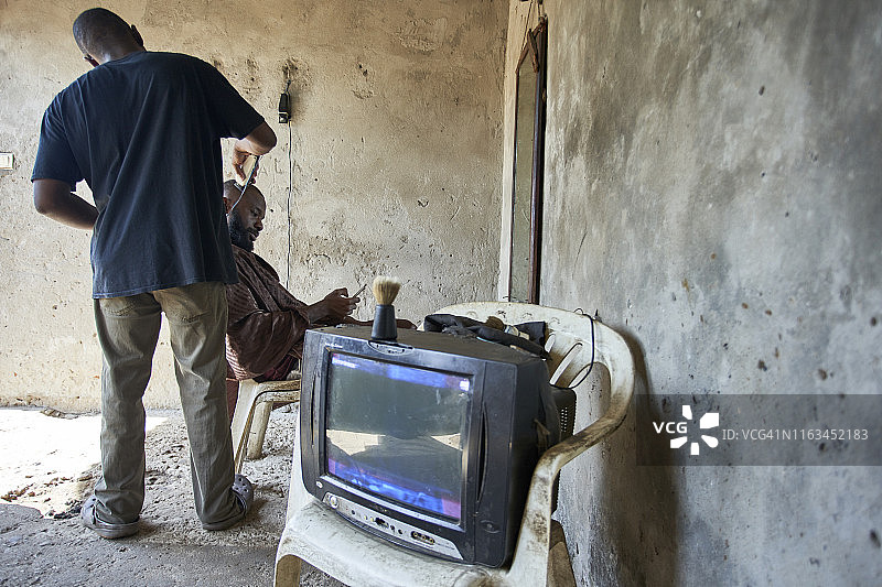 在理发店看手机的男人图片素材