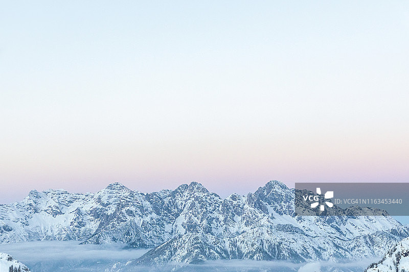奥地利滨兹高萨尔巴赫-辛特格伦的黄昏雪山景色图片素材