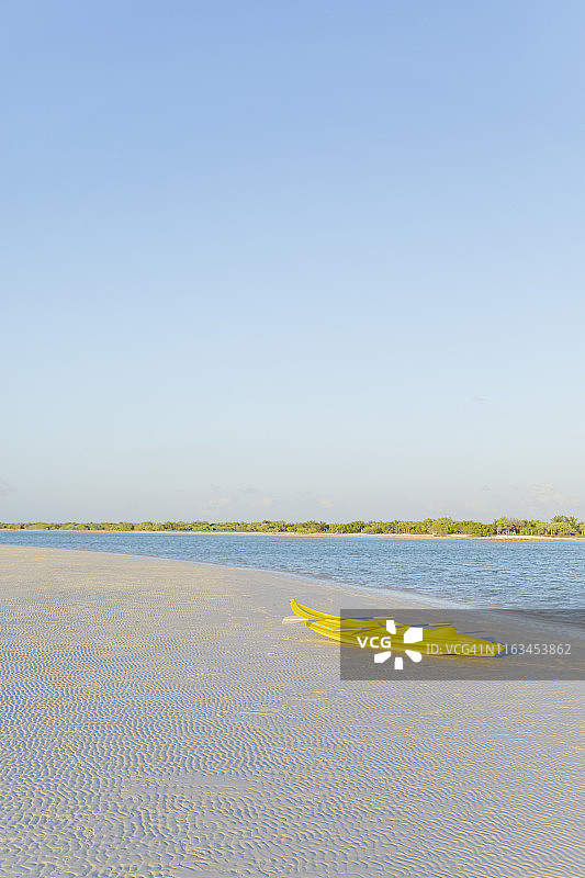 墨西哥尤卡坦半岛霍尔沃克斯海滩上的皮划艇图片素材
