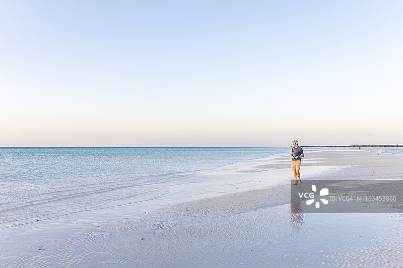 在墨西哥尤卡坦半岛霍尔博克斯海中沙洲上的男人图片素材