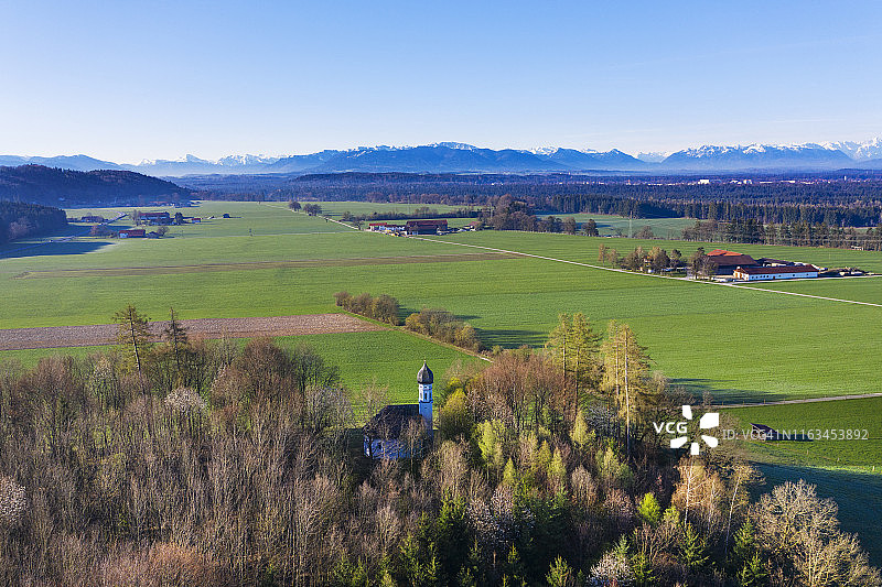 德国上巴伐利亚州托尔泽地区迪特拉姆斯采尔附近阿绍尔丁的圣乔治教堂鸟瞰图图片素材