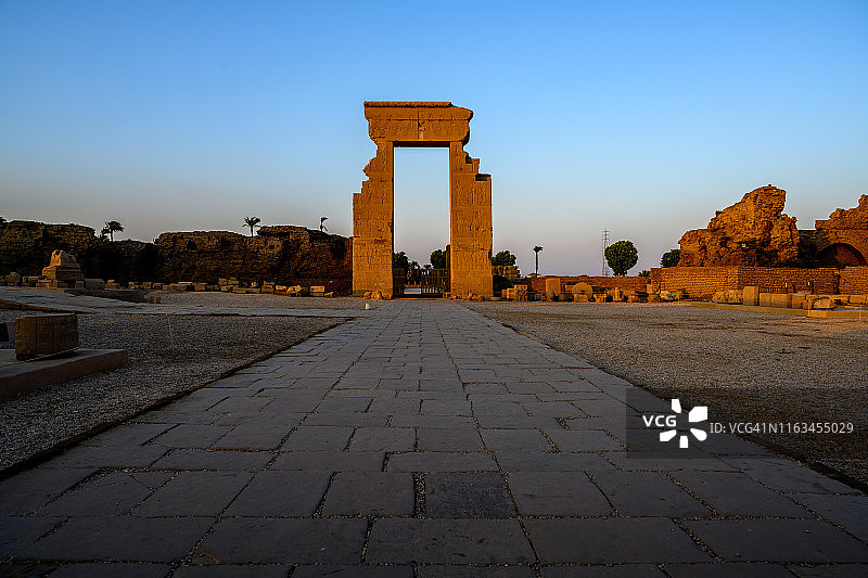 卢克索附近丹德拉的哈索尔神庙日落景色图片素材