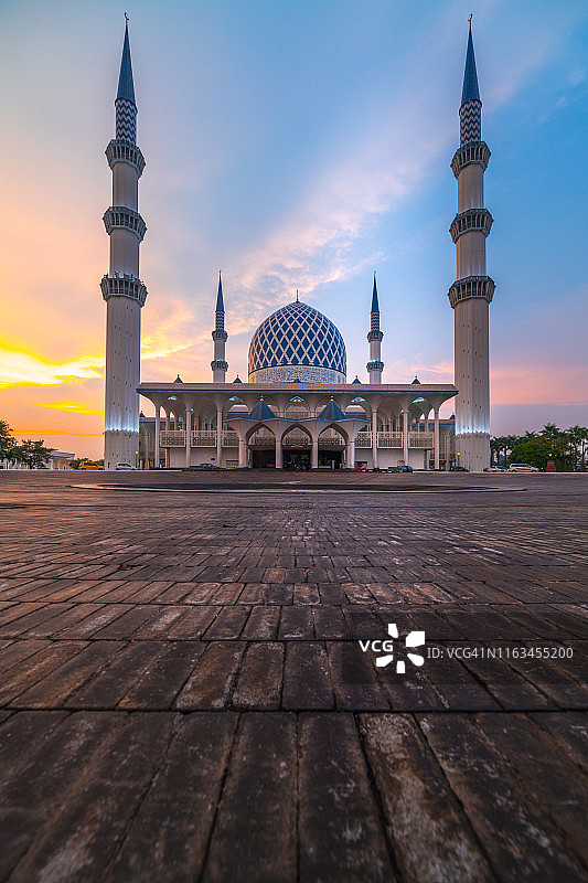 马来西亚苏丹萨拉赫丁阿卜杜勒阿齐兹沙阿清真寺日落景色图片素材