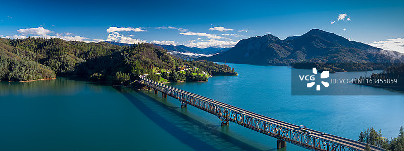 沙斯塔湖全景航拍图片素材