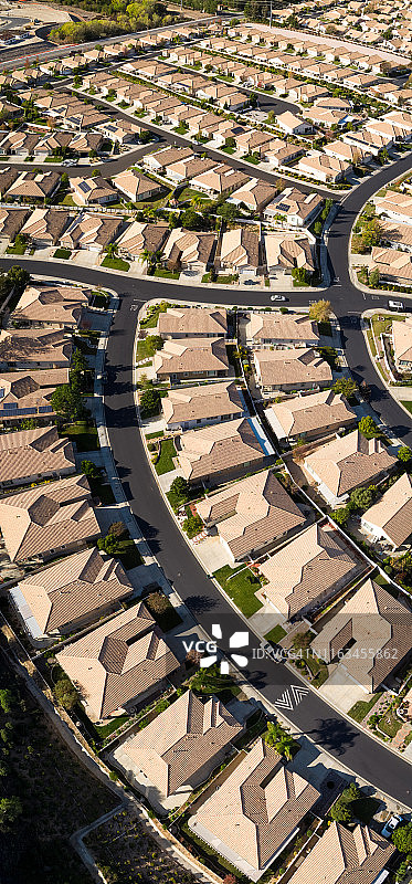 南加州新建郊区住宅开发项目的垂直航拍全景图片素材