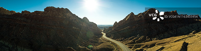穿越圣拉斐尔膨胀区的空旷道路 - 空中全景图片素材