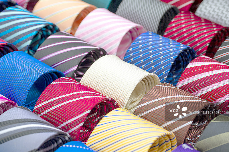 男士商店里的彩色领带图片素材