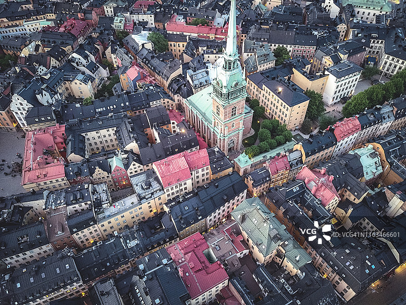 瑞典斯德哥尔摩骑士岛教堂和城市天际线航拍无人机视角图片素材