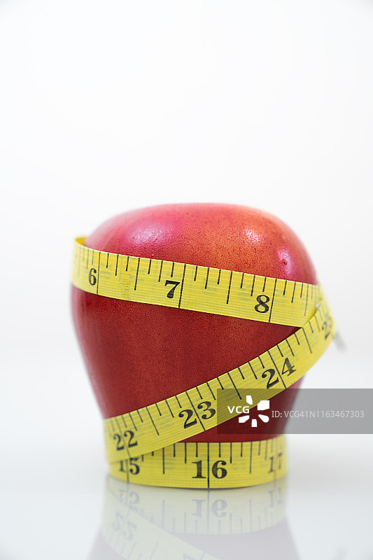 青苹果和卷尺，白色背景图片素材