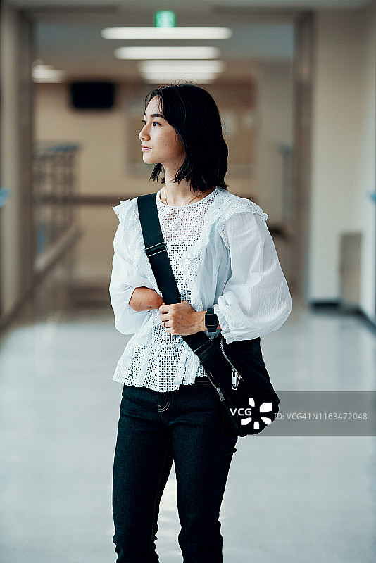 在校园走廊的独臂女学生图片素材