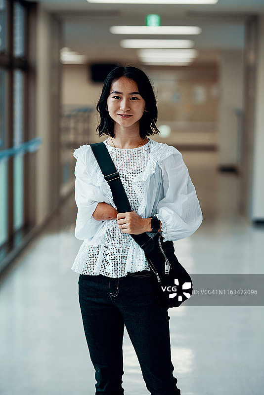 在校园走廊的独臂女学生图片素材