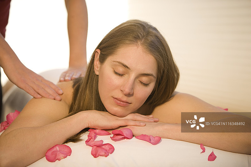 美女正在接受按摩图片素材