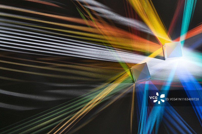 棱镜折射彩色光束图片素材