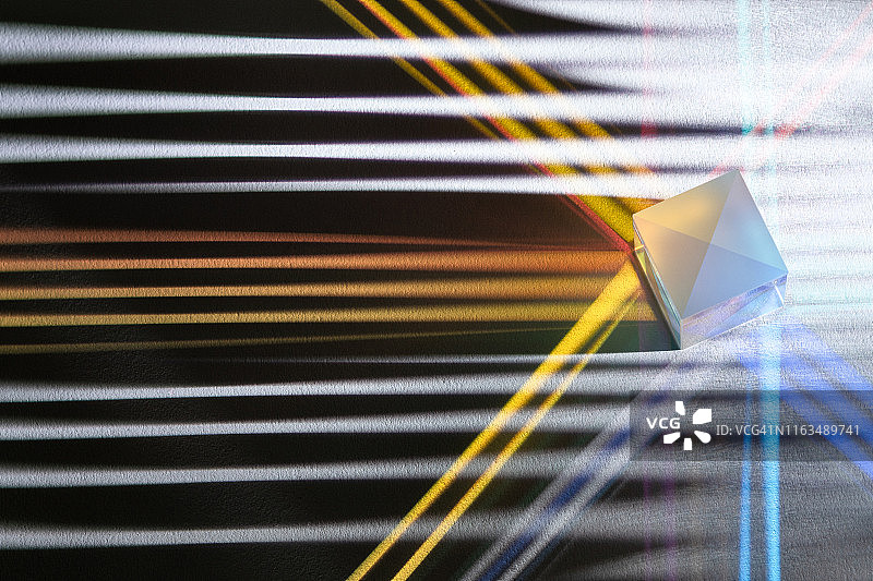 立方体棱镜折射彩色光束图片素材