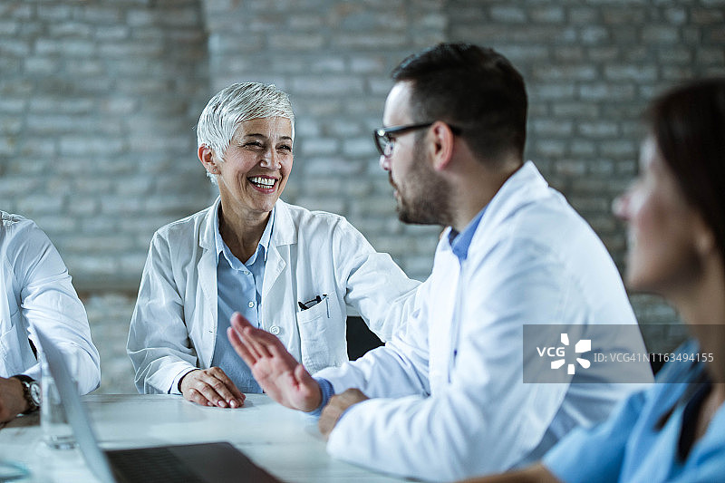 快乐的医生团队在医院开会图片素材