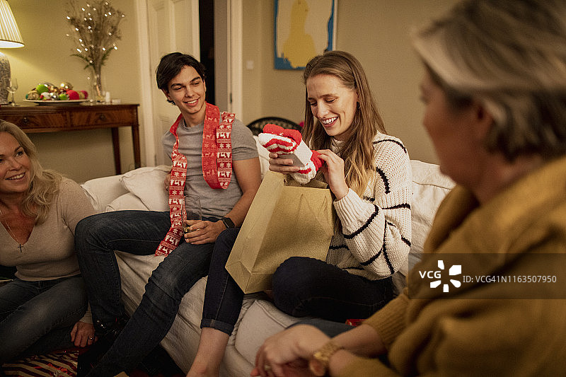 与朋友分享礼物图片素材