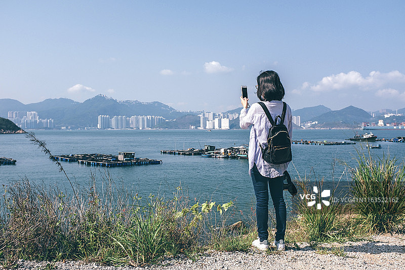 正在拍照的女探险家图片素材