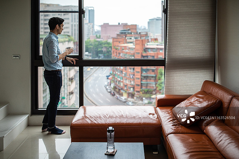 享受第一杯咖啡和公寓的迷人景色图片素材