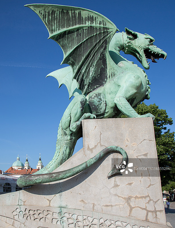 卢布尔雅那主教座堂塔楼与龙桥图片素材