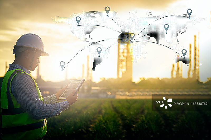工程师检查和维护炼油厂，作为金融概念的库存照片图片素材