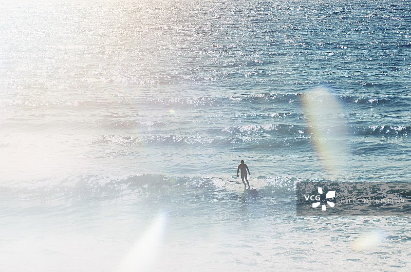 冲浪者乘风破浪的轮廓图片素材