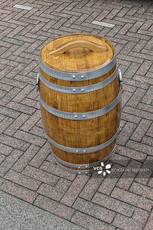街头陈列的荷兰老式木制鲱鱼桶图片素材