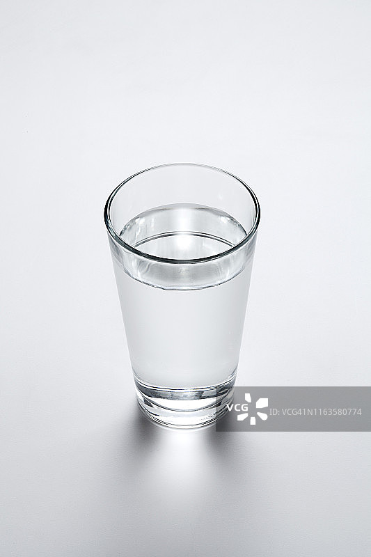 静物照片：水和杯子图片素材
