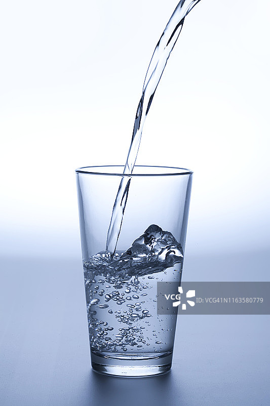 静物照片：水和杯子图片素材