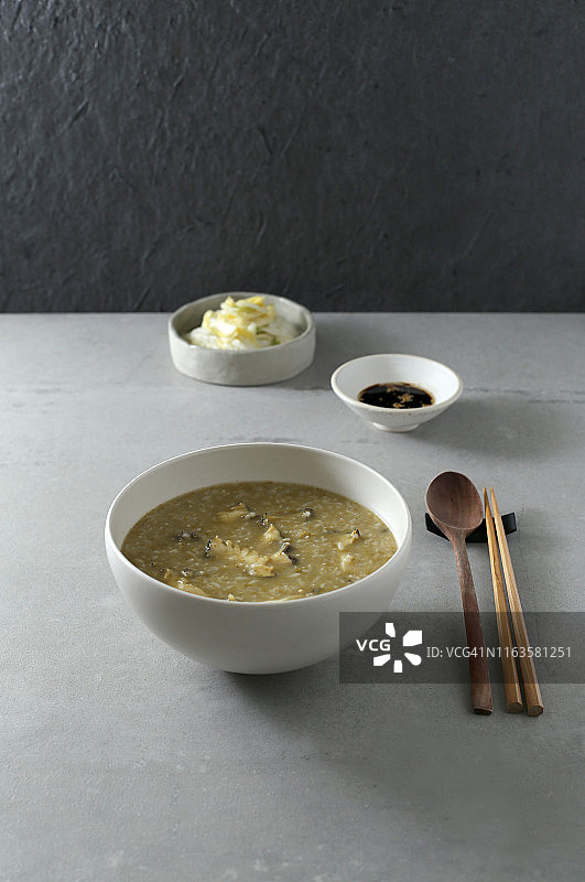 鲍鱼粥和白泡菜图片素材