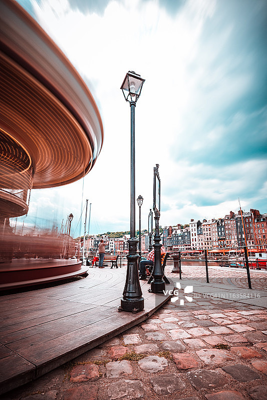 法国诺曼底翁弗勒尔的美丽海港和旋转木马图片素材