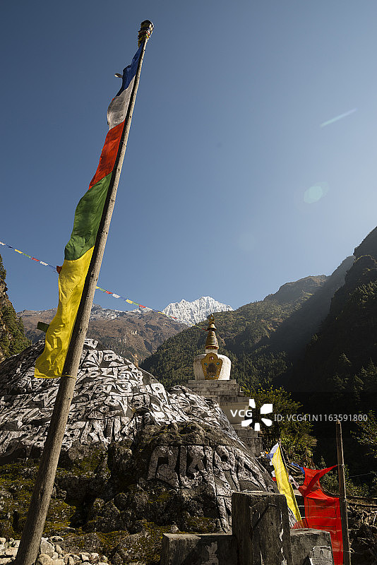 佛教祈祷旗、佛塔和山脉图片素材