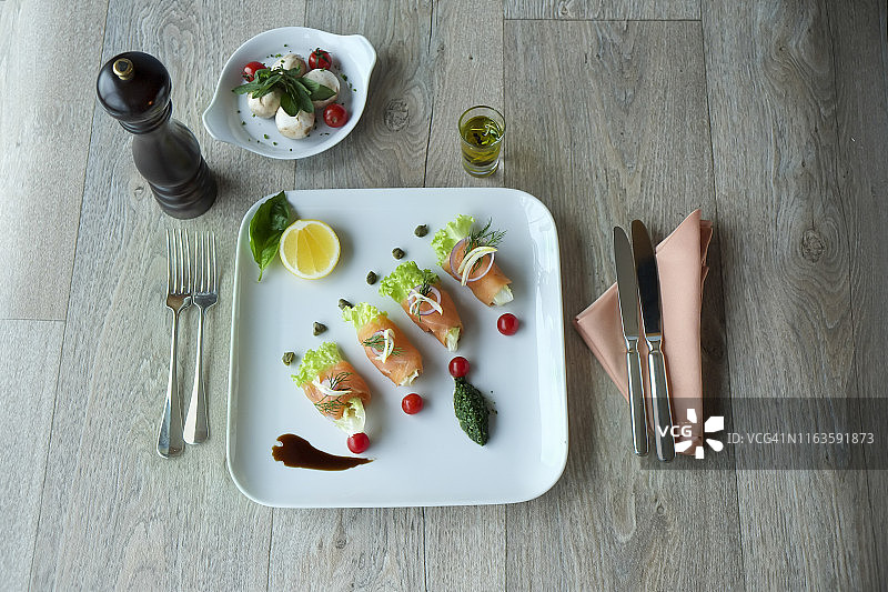 生鱼片与刀叉图片素材