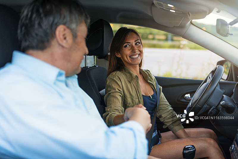 在驾校的可爱女人图片素材