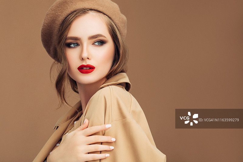 穿着时尚的年轻漂亮女人照片图片素材