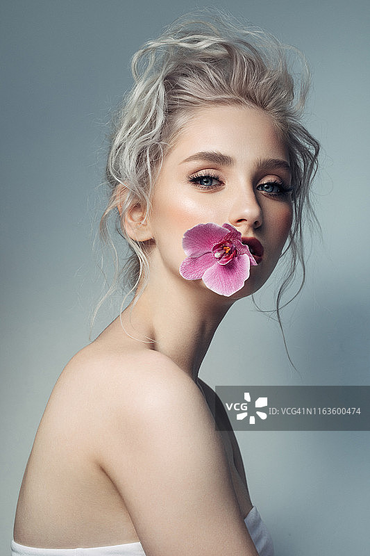 化妆和时尚发型的美丽女人图片素材