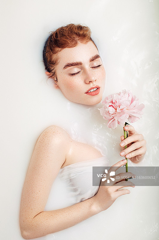 享受牛奶浴的迷人女孩图片素材