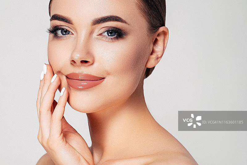 化着自然妆容的女人图片素材