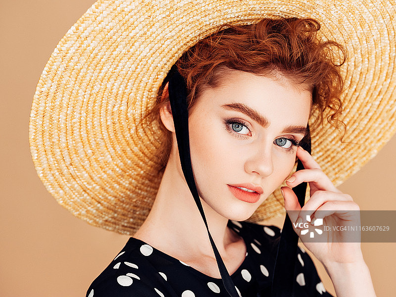 戴帽子的漂亮女孩图片素材