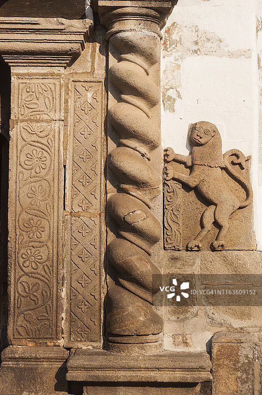 带有所罗门柱的索恩雕刻建筑细节图片素材