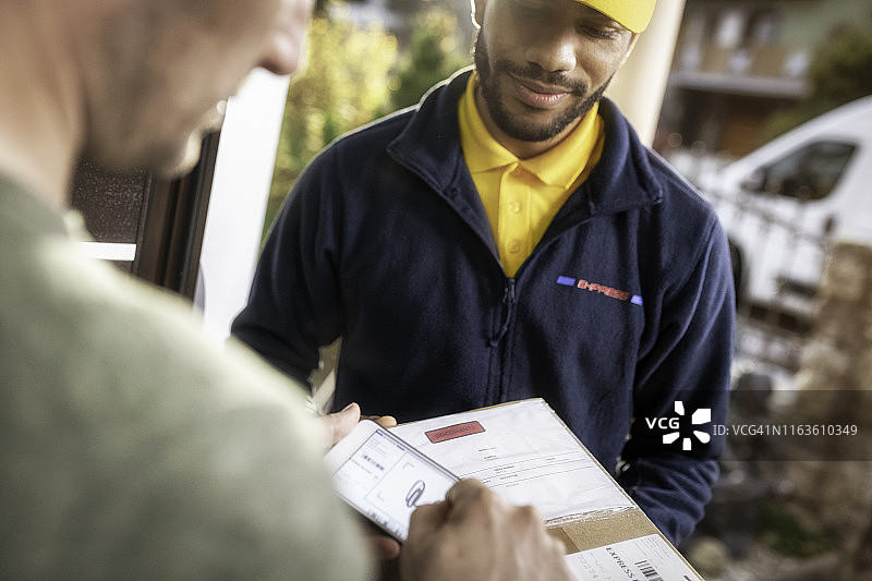 男人签收送货单图片素材