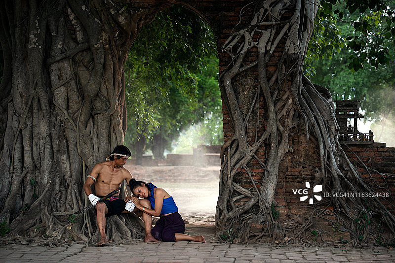 泰国阿瑜陀耶府古寺庙前的泰拳手夫妇图片素材